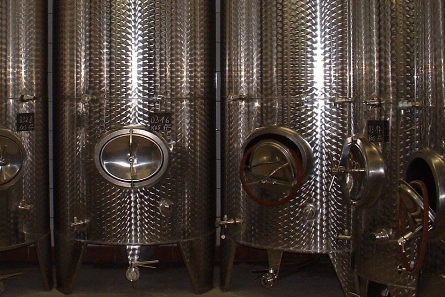 Edelstahltanks im Weinkeller
