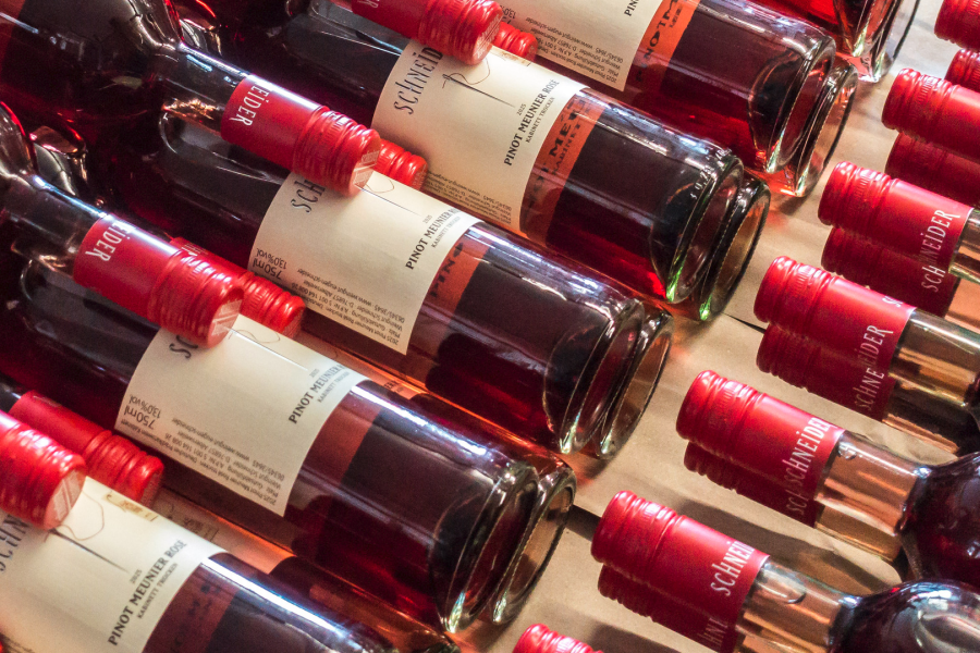 Liegende Flaschen mit Rosewein
