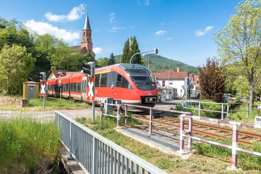 Regionalbahn fährt durch Albersweiler