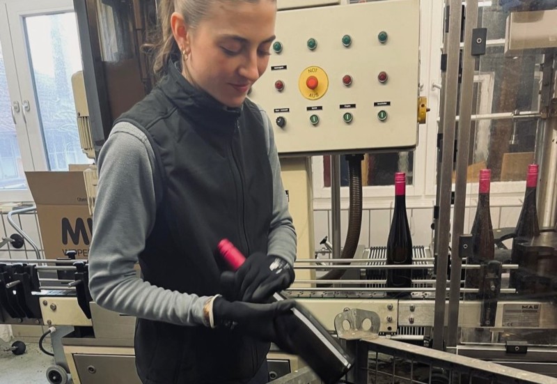 Anna-Lena Dentzer an der Abfüllanlage