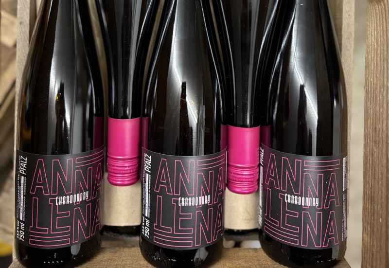 Mehrere Weinflaschen mit dem Etikett Anna-Lena