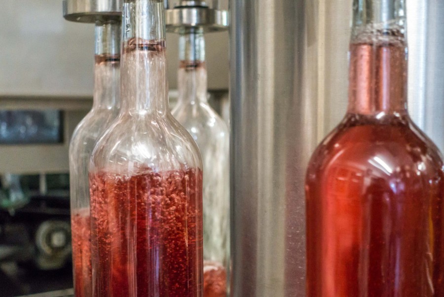 Flaschen werden mir Rosewein gefüllt