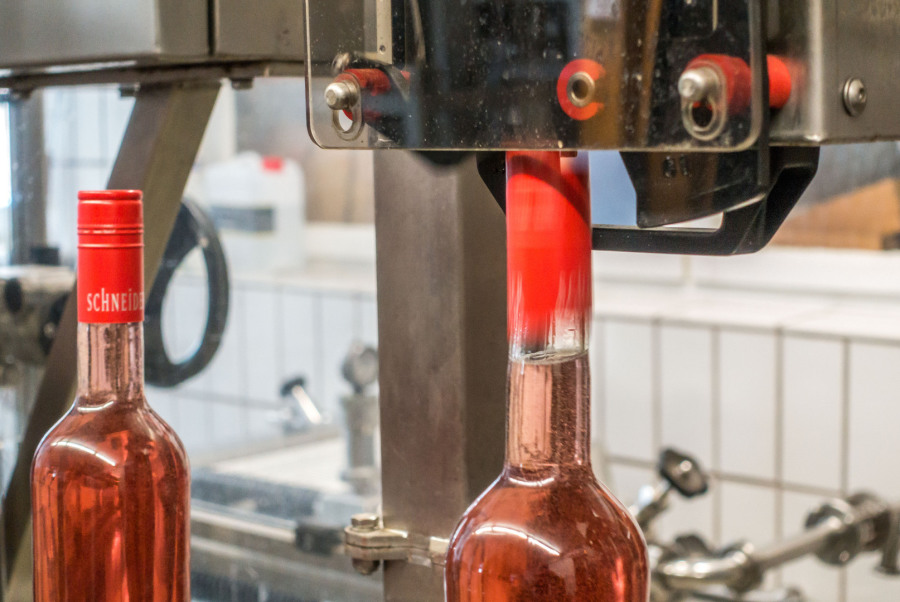 Flasche erhält eine rote Kapsel