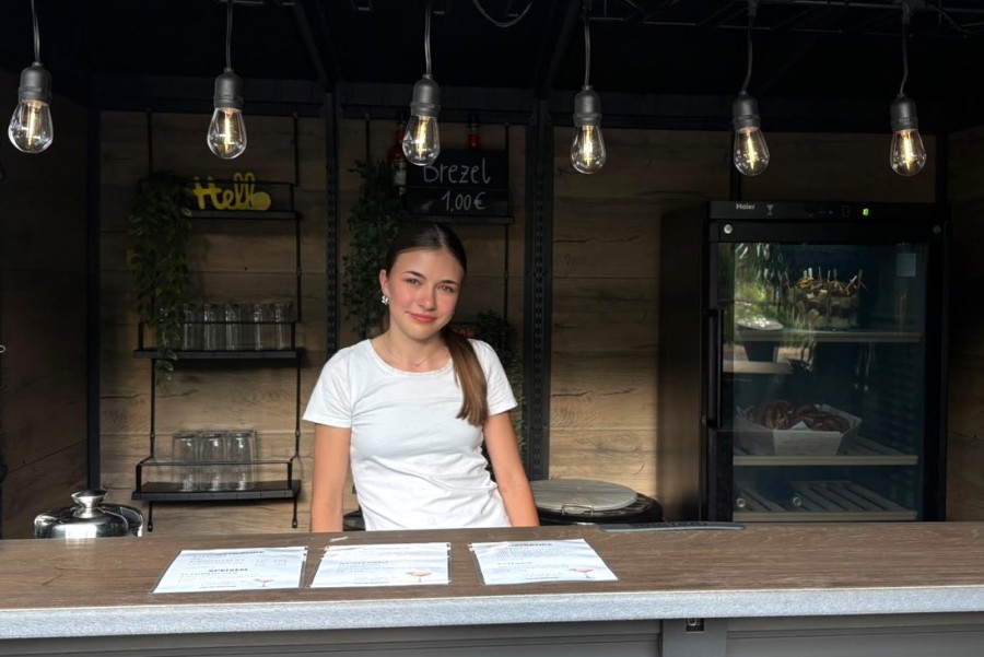 Charlotte in der Weinbar