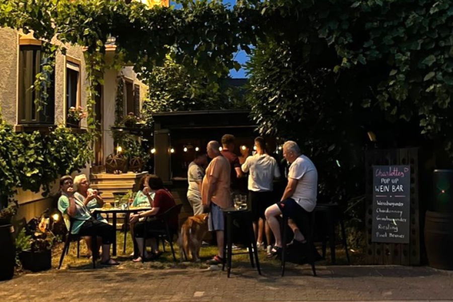 Weinbar mit Gästen in den Abendstunden