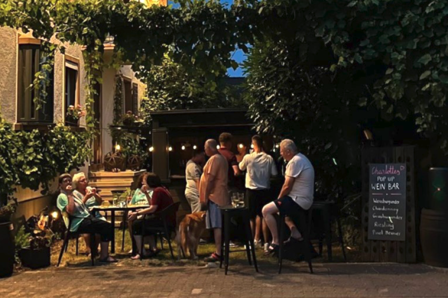 Weinbar mit Gästen in den Abendstunden