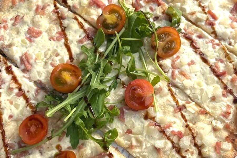 Flammkuchen mit Rukola und Tomaten