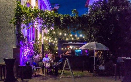 Weinbar mit Gästen in den Abendstunden