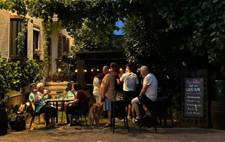 Weinbar mit Gästen in den Abendstunden
