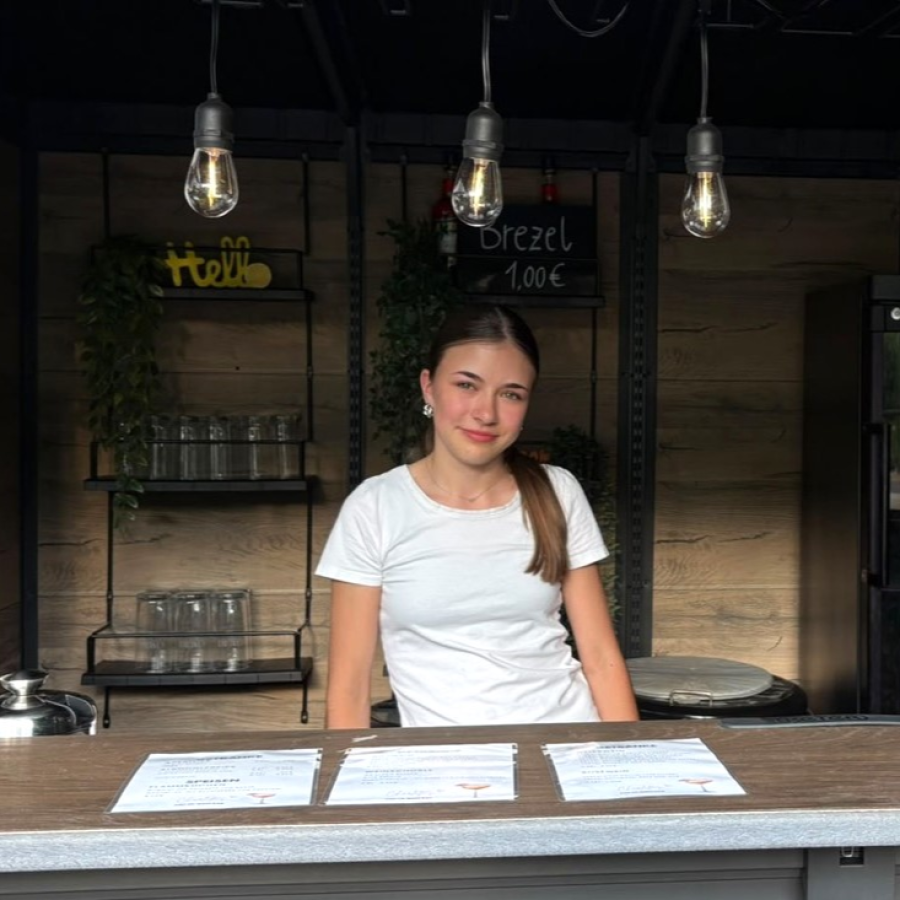 Charlotte in der Weinbar