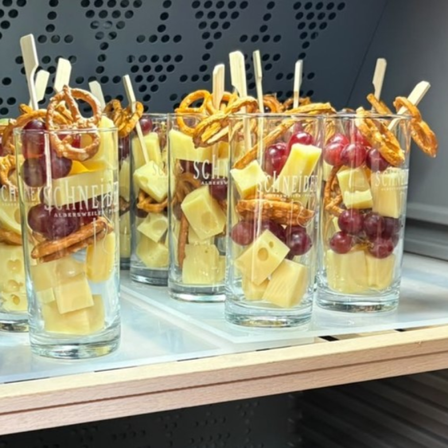 Gläser mit Käsewürfeln und Trauben
