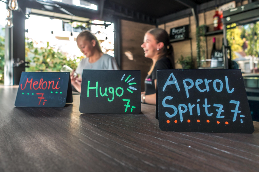 Schilder mit Cocktailbezeichnungen