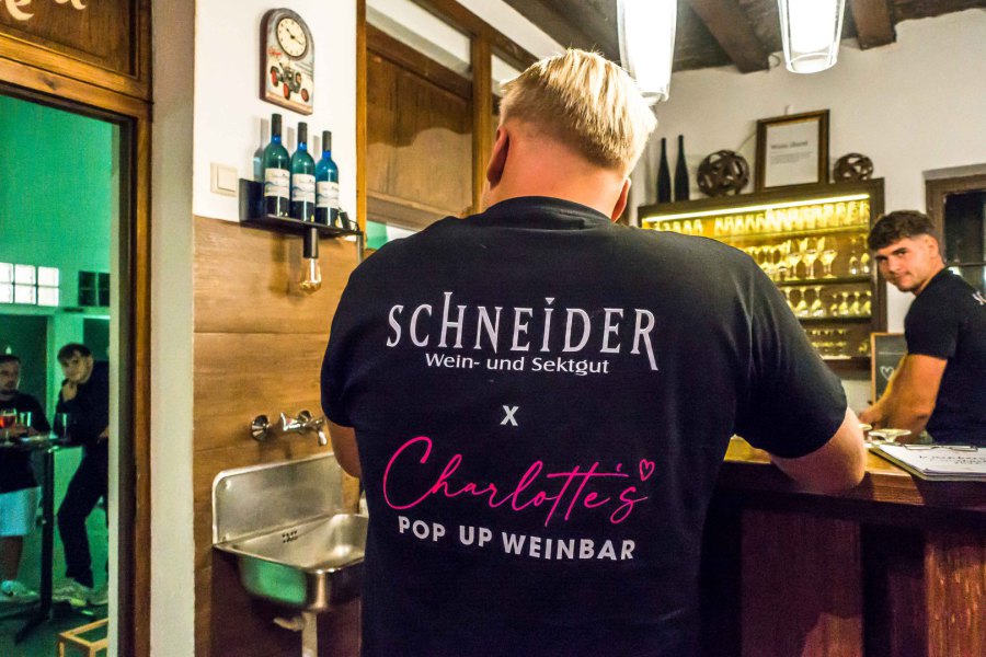 Rückseite eines Shirts mit Aufdruck vom Weingut